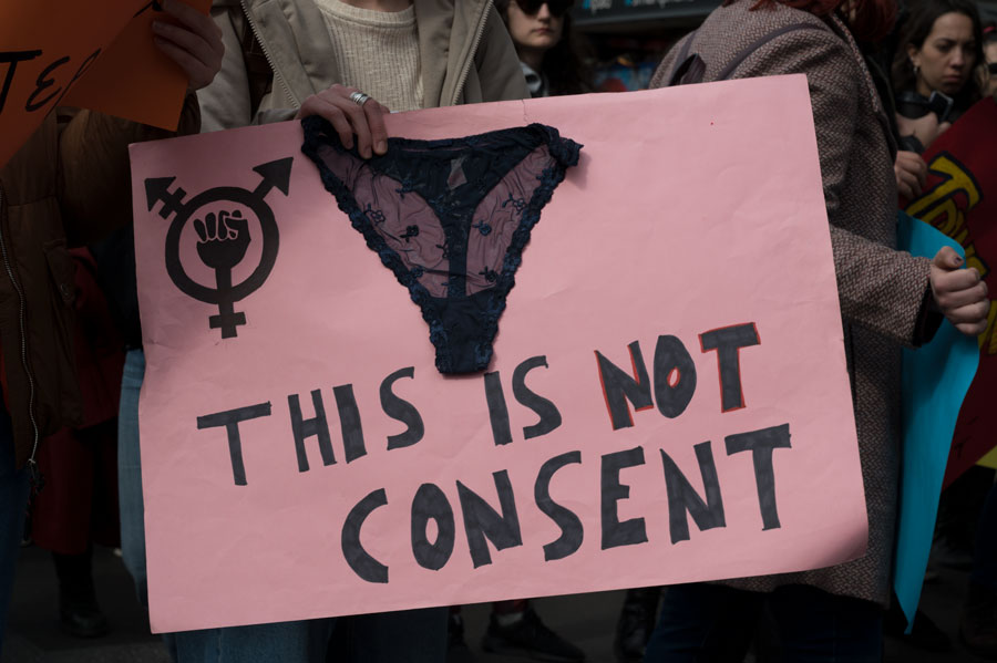 Cartel 'This is not consent' en una manifestación feminista