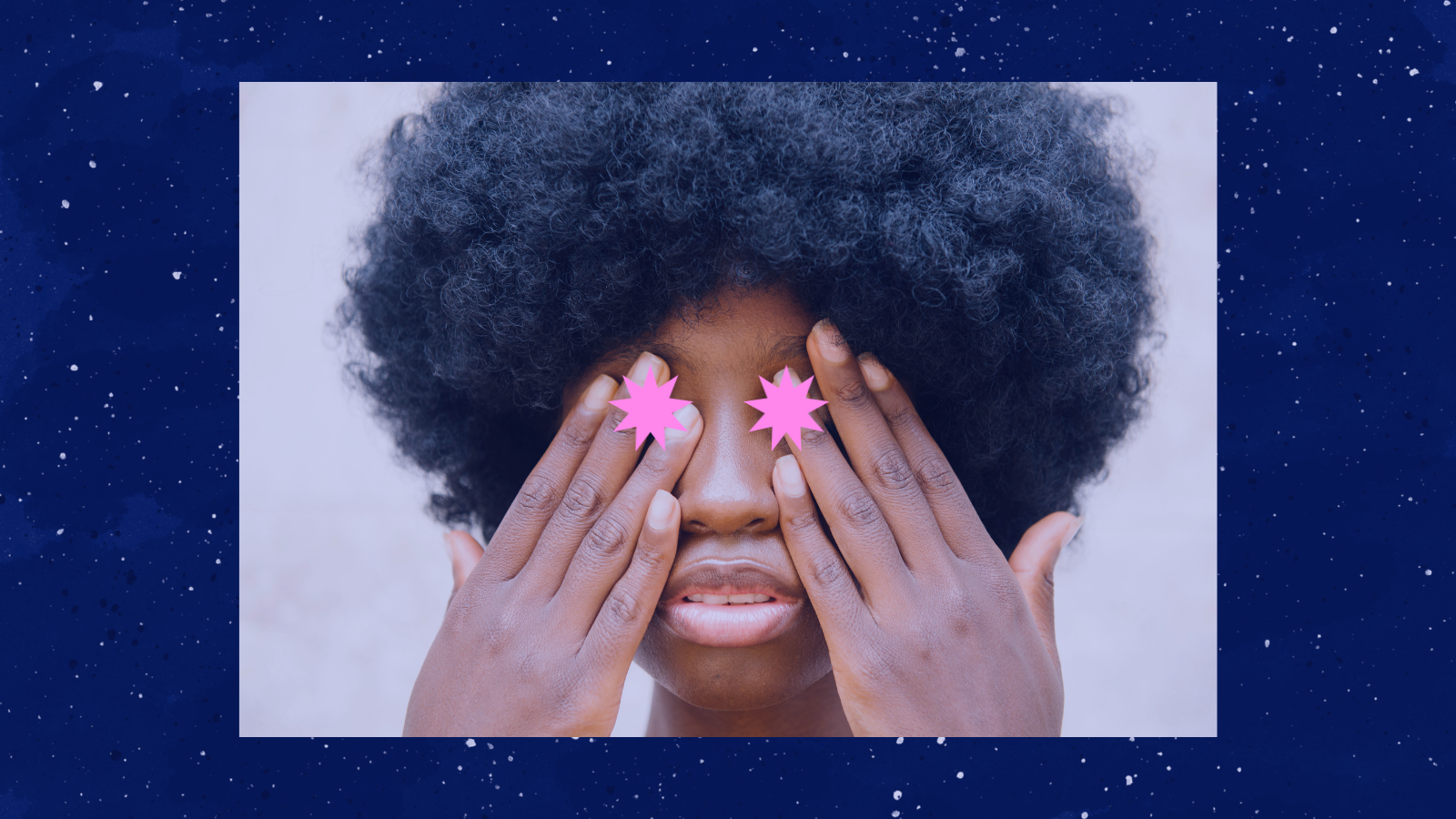 Una mujer de pelo afro se cubre los ojos con las dos manos