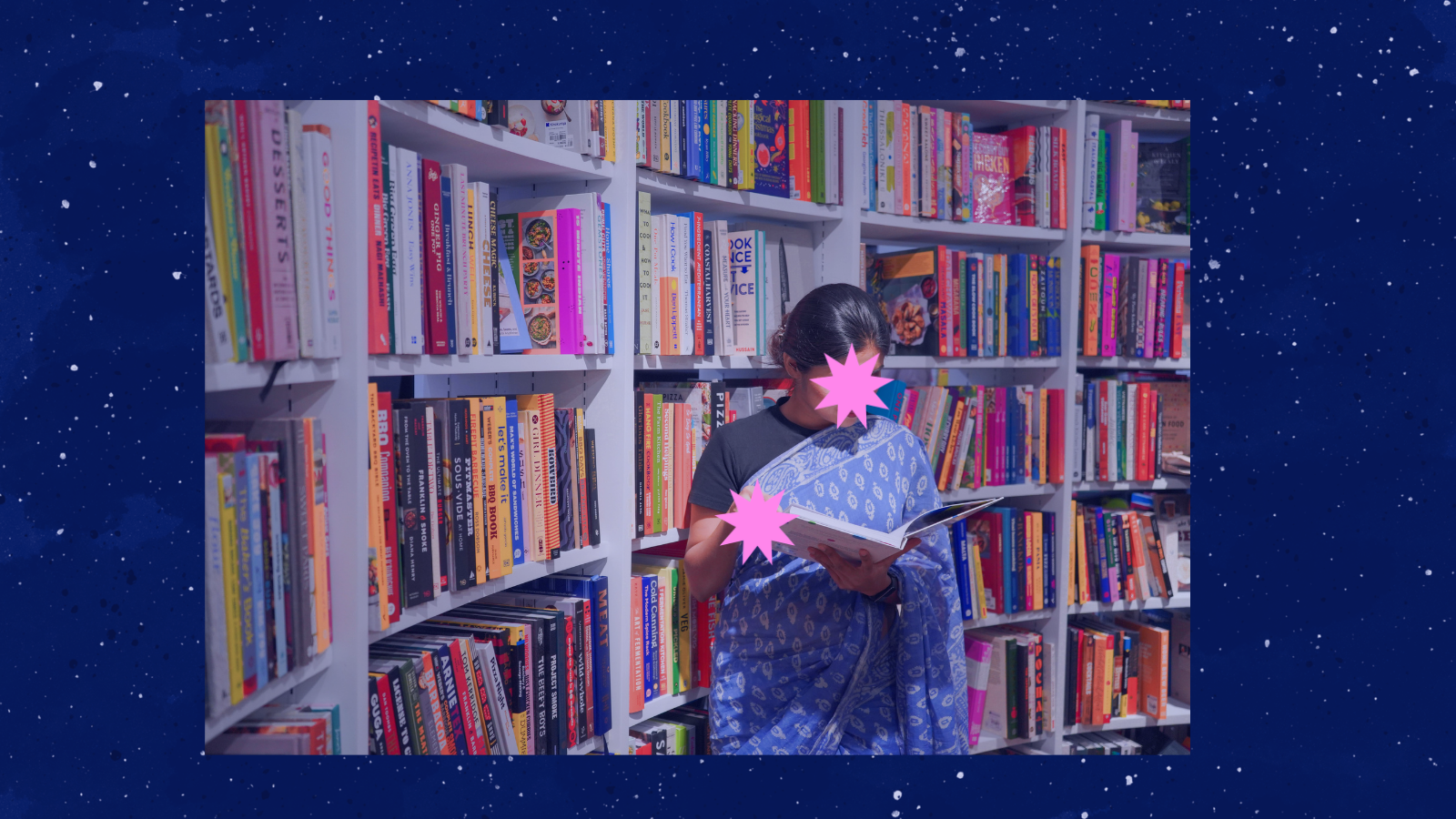 Una mujer de espaldas hojea un libro frente a estanterías llenas de libros de colores