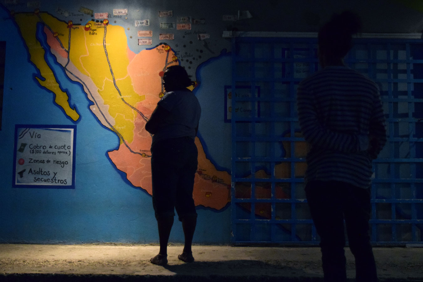 Mural con el mapa de rutas migratorias y zonas de riesgo en un albergue de la frontera sur
